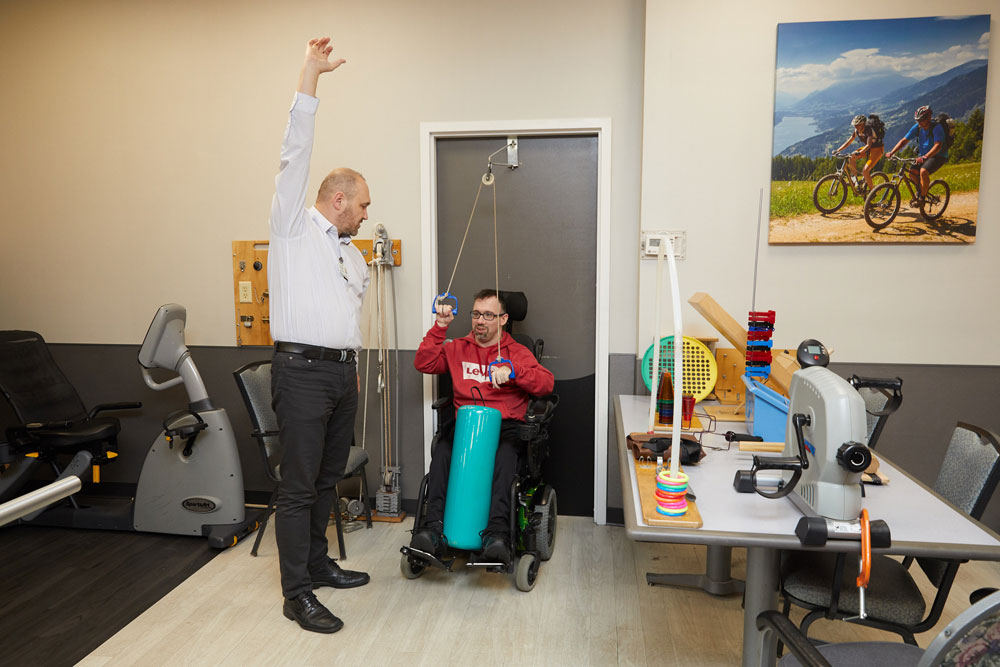 Man getting physical therapy to help prevent arthritis pain